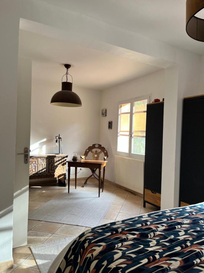 Cicadas and rosemary - room photo